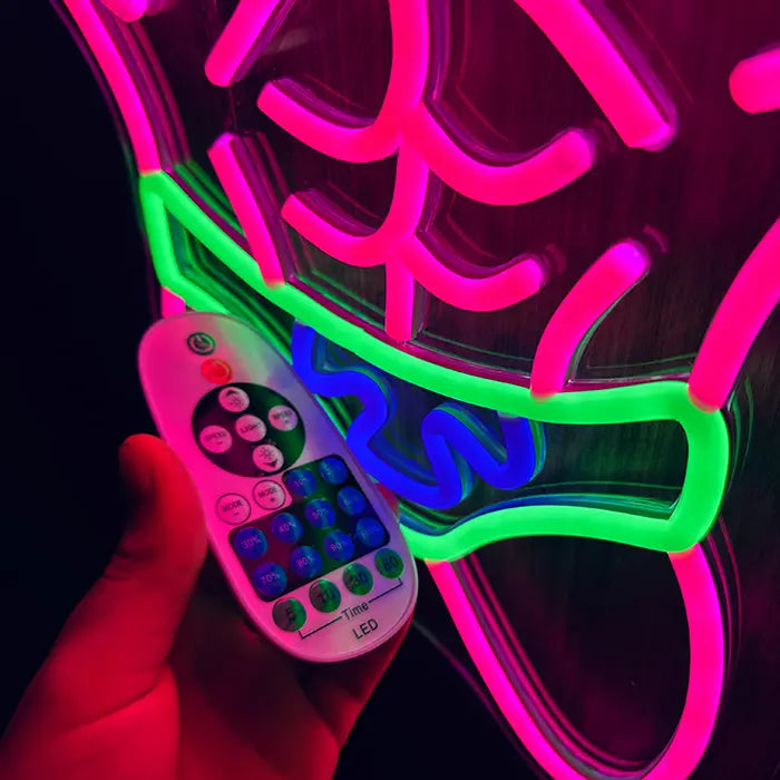 Patrick Bodybuilder Neon LED Schild aus der Nähe mit Fernbedienung in der Hand vor der Badehose