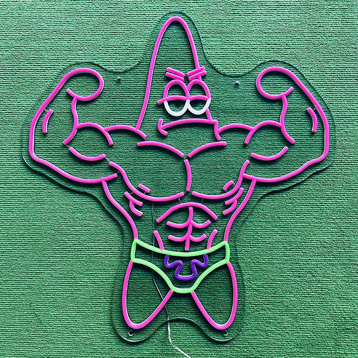 Patrick Bodybuilder Neon LED Schild ausgeschaltet auf grünem Untergrund, komplette Kontur erkennbar