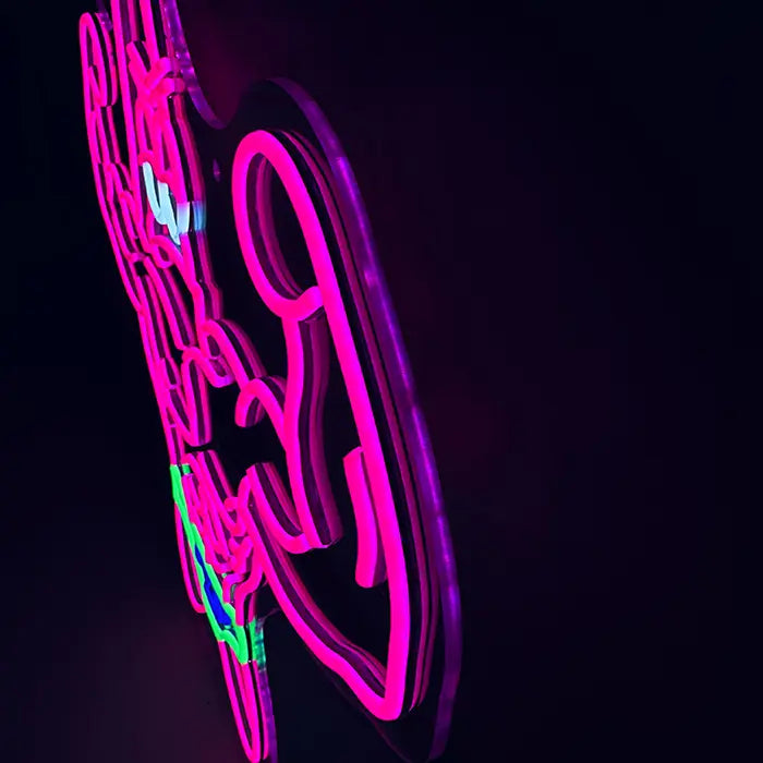 Patrick Bodybuilder Neon LED Schild seitlich an der Wand fotografiert, Neonschläuche plastisch erkennbar