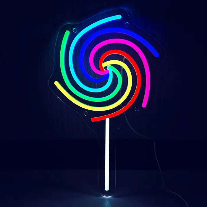 Lollipop Neon LED Schild frontal vor dunklem Hintergrund, regenbogenfarbene Spirale auf weißem Stiel