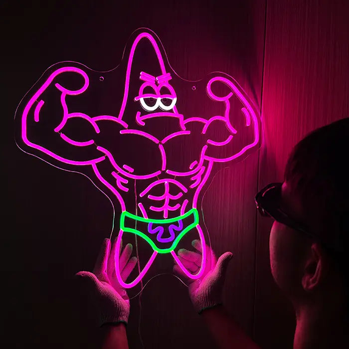 Patrick Bodybuilder Neon LED Schild wird an der Wand ausgerichtet, eine Person mit Handschuhen hält es fest