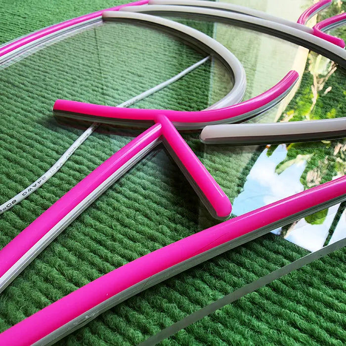 Sexy Boogie Neon LED Schild ausgeschaltet in Makroaufnahme, pinker und weißer Schlauch im Detail
