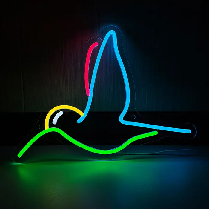 Kolibri Vogel Neon LED Schild frontal vor dunkler Wand, Kolibri in Blau, Grün, Gelb und Rot