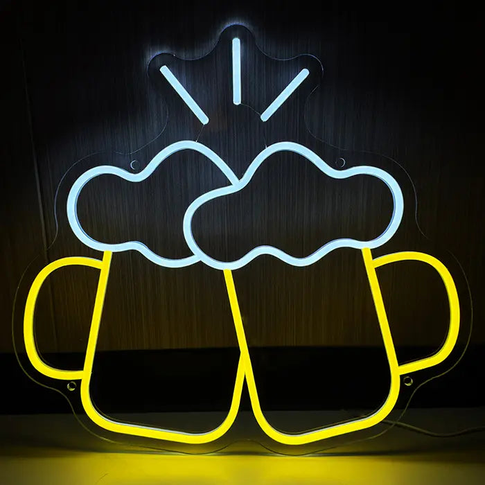 Bier Krüge Neon LED Schild frontal an dunkler Holzwand, zwei gelbe Krüge stoßen mit weißem Schaum an