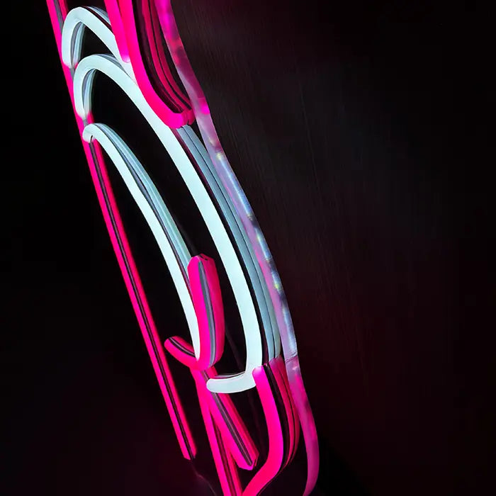 Sexy Boogie Neon LED Schild seitlich fotografiert, Neonschläuche stehen plastisch von der Platte ab