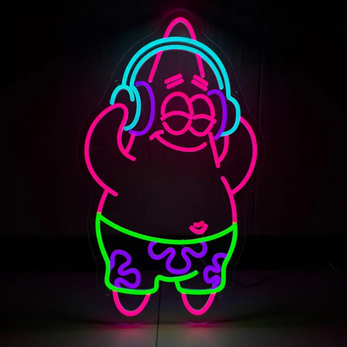 Patrick Musik Neon LED Schild Frontansicht an dunkler Wand, Patrick Star aus SpongeBob mit Kopfhörern und geschlossenen Augen, Hände hinter dem Kopf