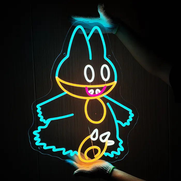 Pokémon Mampfaxo Neon LED Schild Frontansicht an dunkler Wand, Mampfaxo in Türkis und Orange mit offenem Maul und weißen Augen