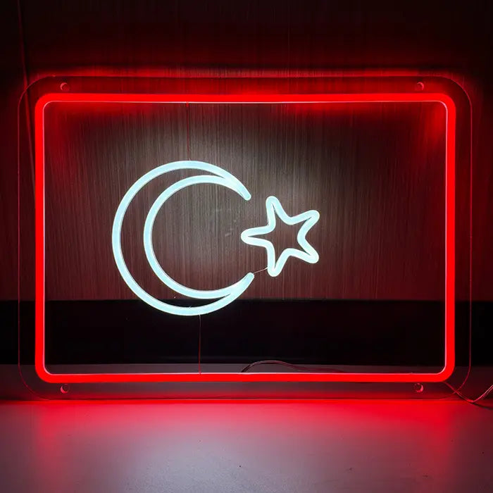 Türkische Flagge Neon LED Schild Frontansicht an dunkler Wand, roter Rahmen mit weißem Halbmond und Stern der türkischen Flagge