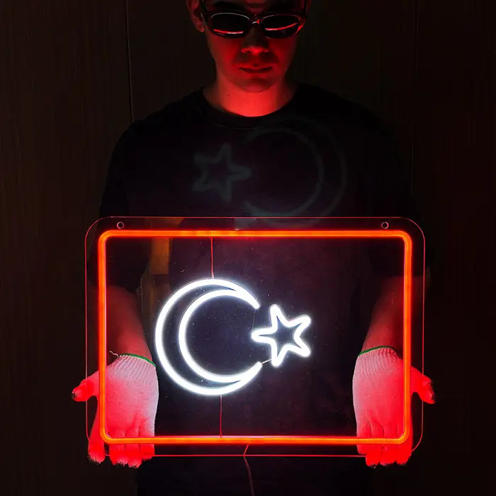 Türkische Flagge Neon LED Schild von einem Mann mit Handschuhen vor dem Körper gehalten