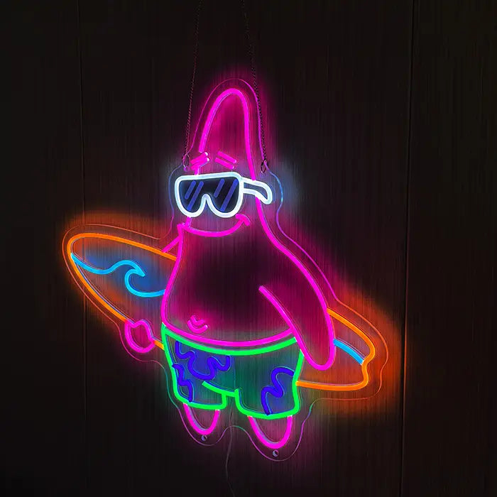 Patrick Surfer Neon LED Schild leuchtend an dunkler Wand mit hellem Schein um die Konturen