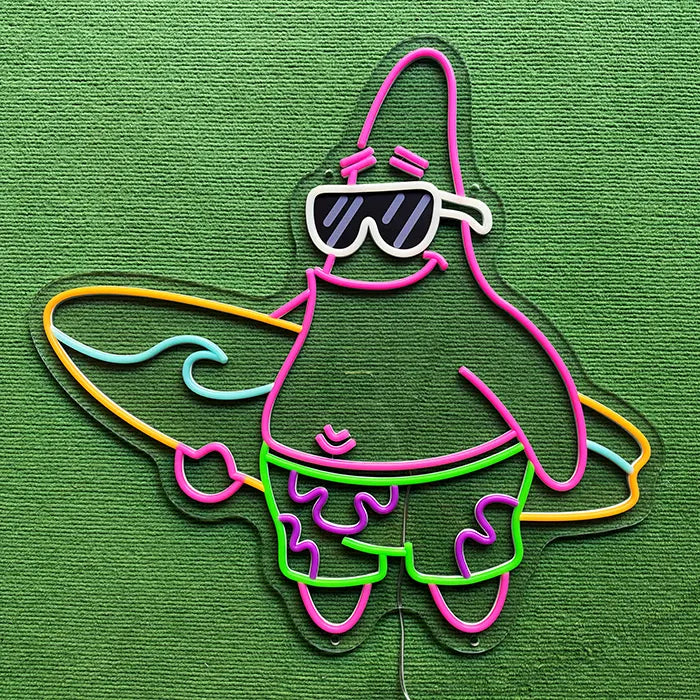 Patrick Surfer Neon LED Schild ausgeschaltet auf grünem Teppich, Silikonschläuche auf klarem Acryl