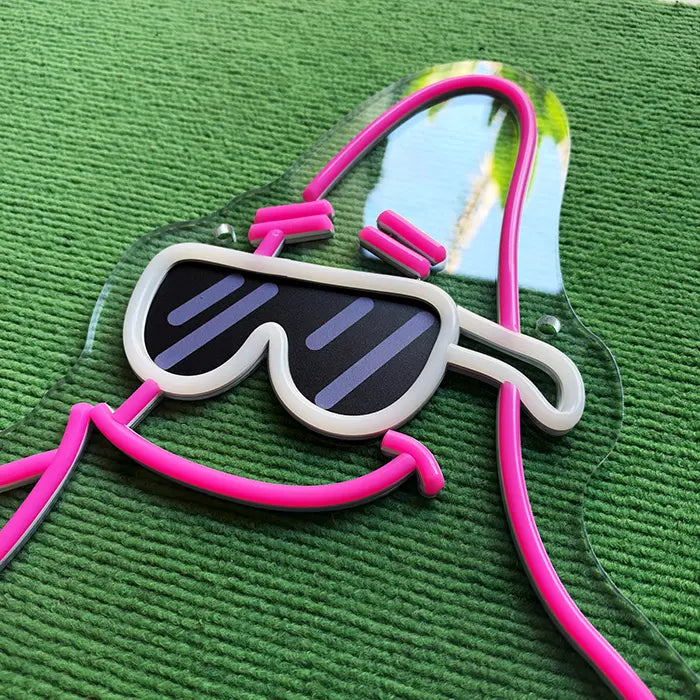 Patrick Surfer Neon LED Schild ausgeschaltet, Nahaufnahme der Sonnenbrille in Weiß und Grau