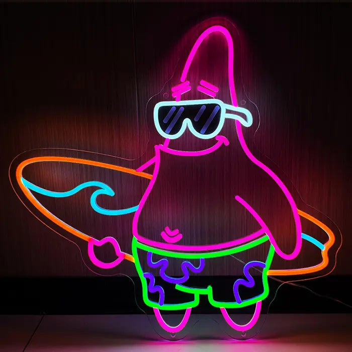 Patrick Surfer Neon LED Schild Frontansicht an dunkler Wand, Patrick Star aus SpongeBob mit Sonnenbrille, Badeshorts und Surfbrett