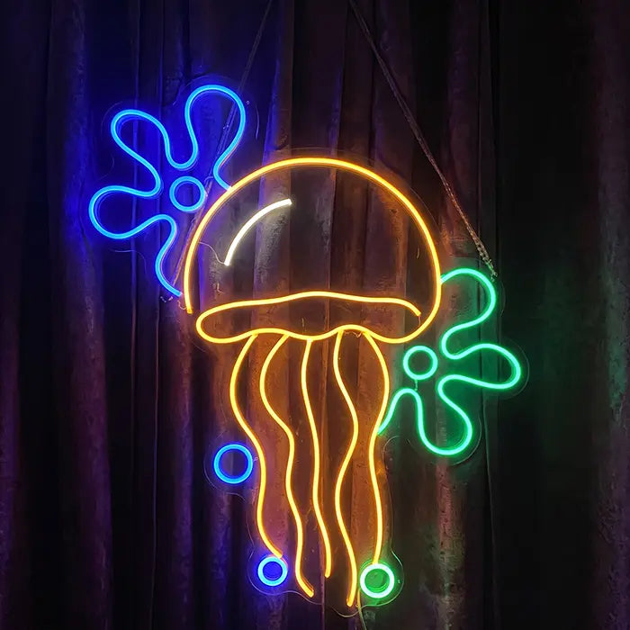 Qualle mit Blumenwolken Neon LED Schild in der Farbversion Gelb vor dunklem Vorhang, mit blauer und grüner Blumenwolke