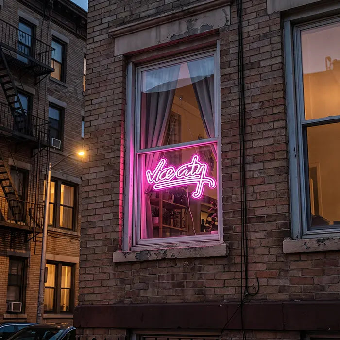 Vice City Original Neon LED Schild im Fenster eines Backsteinhauses, von der Straße aus gesehen