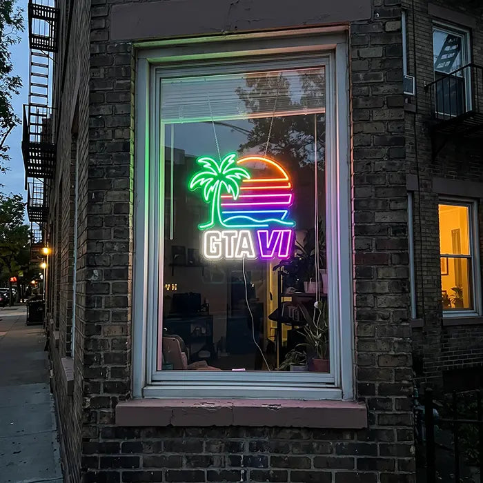 GTA VI Miami Set Neon LED Schild im Design Standard im Fenster eines Backsteinhauses, von der Straße aus gesehen