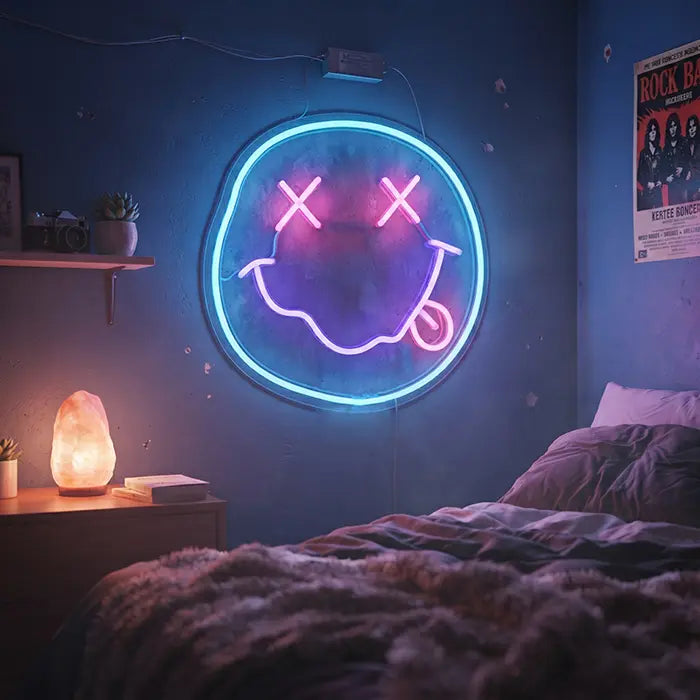Smiley Neon LED Schild über dem Bett im Jugendzimmer, mit Kabel, Netzteil und Rockposter