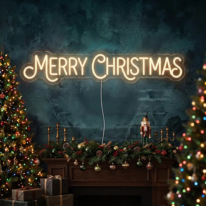 Merry Christmas Neon LED Schild über einem geschmückten Kaminsims zwischen zwei Weihnachtsbäumen