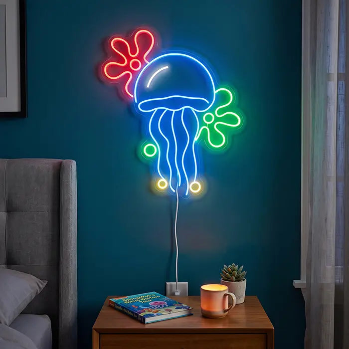 Qualle mit Blumenwolken Neon LED Schild an einer petrolfarbenen Schlafzimmerwand über einem Nachttisch mit Buch und Tasse