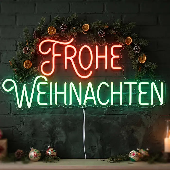 Frohe Weihnachten Neon LED Schild an dunkler Wand unter einer Girlande mit Orangenscheiben und Tannenzapfen