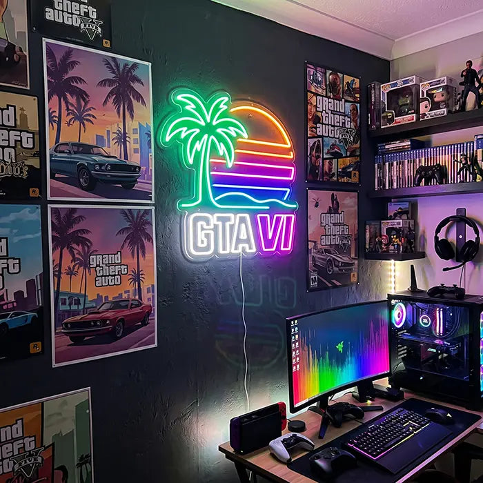 GTA VI Miami Set Neon LED Schild im Design Standard über einem Gaming-Setup zwischen GTA-Postern