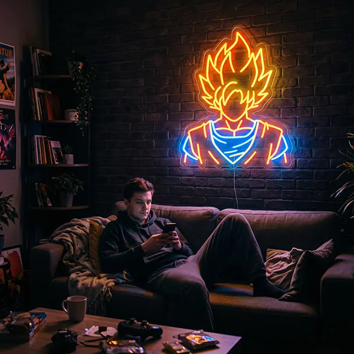 Super-Saiyajin Anime Hero Neon LED Schild an einer Backsteinwand über einem Mann mit Handy auf dem Sofa