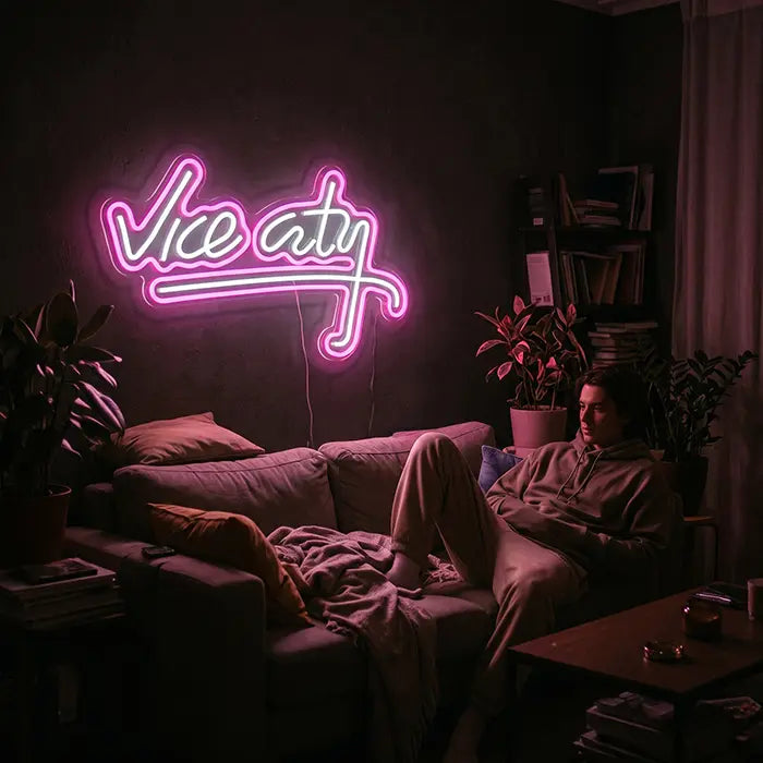 Vice City Original Neon LED Schild an einer Wand über einem Mann auf dem Sofa