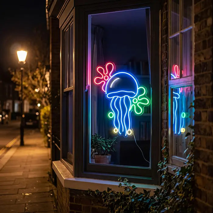 Qualle mit Blumenwolken Neon LED Schild im Fenster eines Backsteinhauses, nachts von der Straße aus gesehen