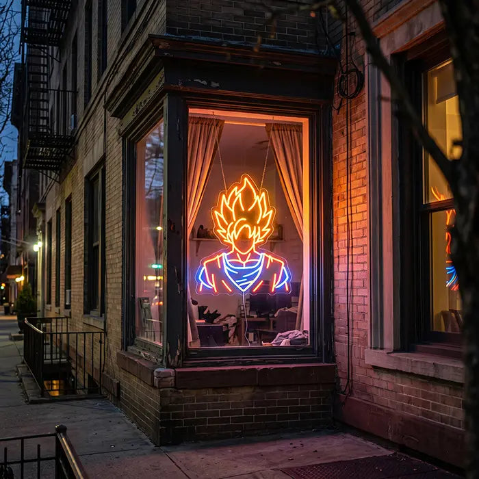 Super-Saiyajin Anime Hero Neon LED Schild im Erkerfenster eines Backsteinhauses, von der Straße aus gesehen