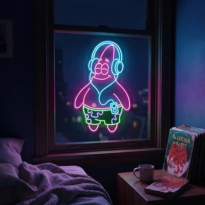 Patrick Kopfhörer Neon LED Schild am Schlafzimmerfenster bei Nacht, daneben Nachttisch mit Büchern und Tasse