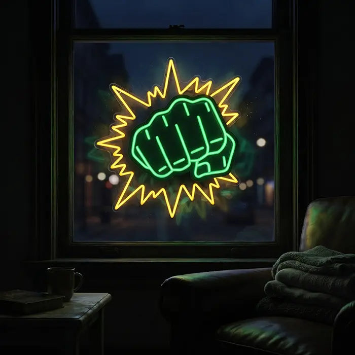 Hulk Faust Neon LED Schild im Fenster einer Wohnung, dahinter die beleuchtete Straße bei Nacht