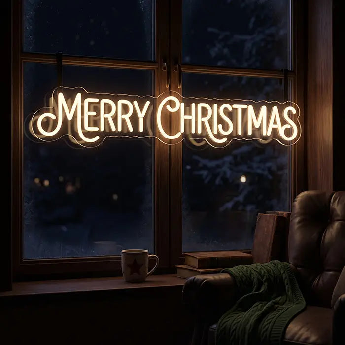 Merry Christmas Neon LED Schild in einem Sprossenfenster über einem Ledersessel bei Nacht