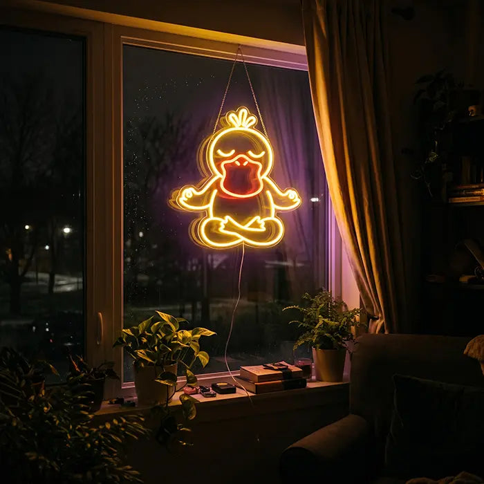 Pokémon Enton in Meditation Set Neon LED Schild, Design Good Vibes Enton: in einem Fenster mit Pflanzen, davor ein Sessel