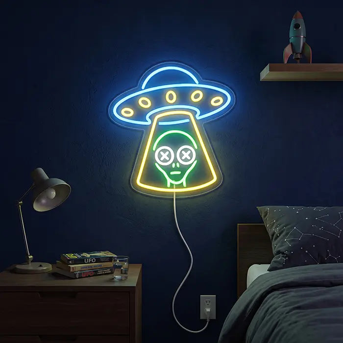 UFO Alien Entführung Neon LED Schild an dunkelblauer Schlafzimmerwand über Bett und Nachttisch mit Lampe