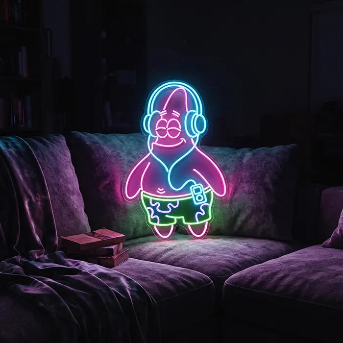 Patrick Kopfhörer Neon LED Schild auf dem Sofa im abgedunkelten Wohnzimmer, im Hintergrund ein Bücherregal