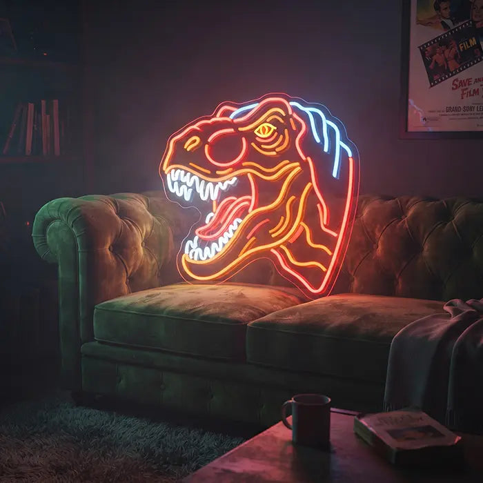 T-Rex Dino Neon LED Schild auf einem grünen Samtsofa im abgedunkelten Wohnzimmer als Blickfang