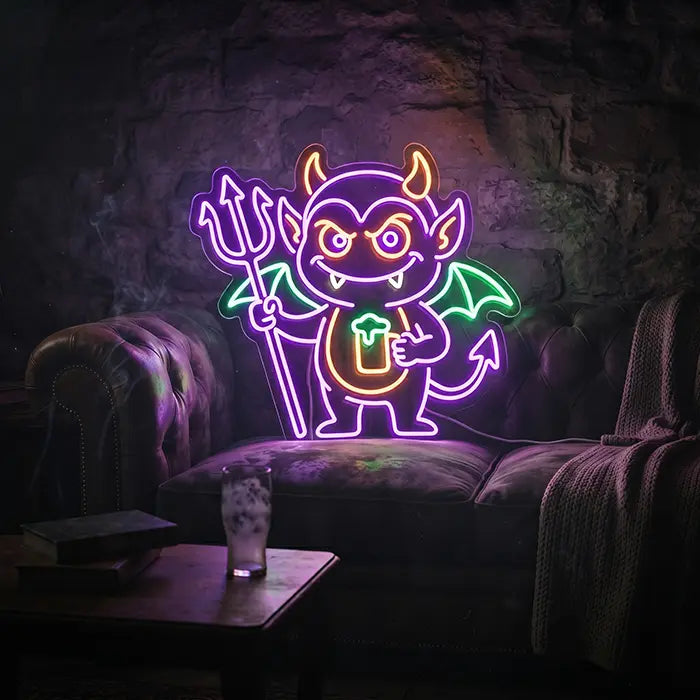 Teufel Neon LED Schild über einem Chesterfield-Ledersofa im Lounge-Bereich mit rauer Steinwand