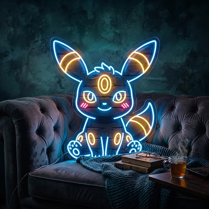 Pokémon Baby Nachtara Neon LED Schild über einem Samtsofa mit Decke, Buch und einem Glas Tee auf dem Beistelltisch