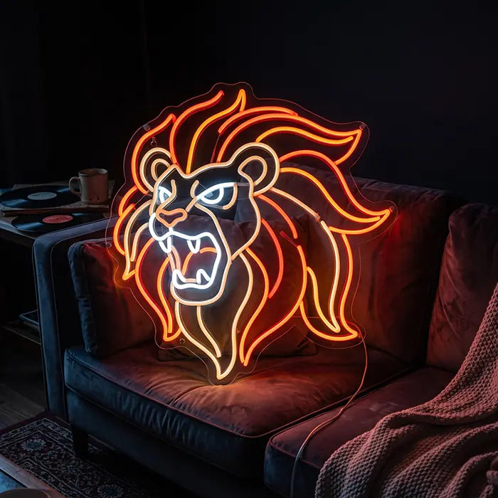 Löwenkopf Neon LED Schild an der Wand über einem dunklen Sofa mit Decke, links ein Plattenspieler