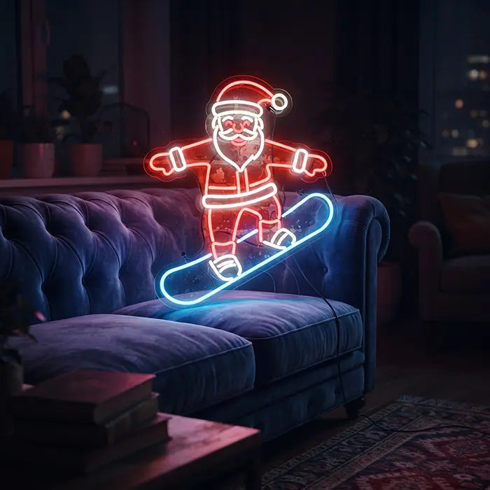 Weihnachtsmann mit Snowboard Neon LED Schild über einem blauen Chesterfield-Sofa im dunklen Wohnzimmer