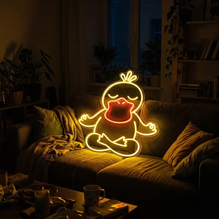 Pokémon Enton in Meditation Set Neon LED Schild, Design Good Vibes Enton: auf einem dunklen Sofa aufgestellt, davor ein Couchtisch mit Tasse