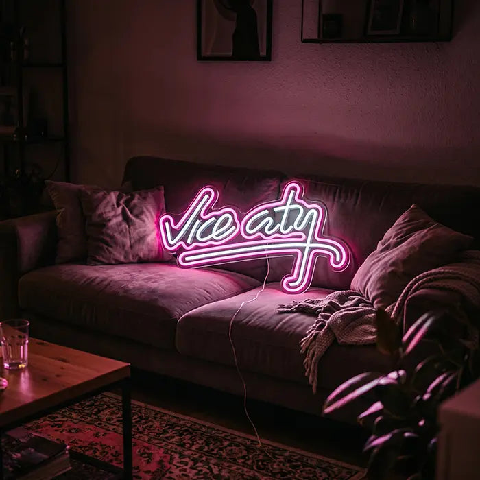 Vice City Original Neon LED Schild auf einem Sofa zwischen Kissen