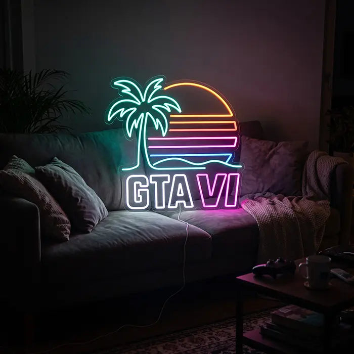 GTA VI Miami Set Neon LED Schild im Design Standard über einem Sofa mit Kissen