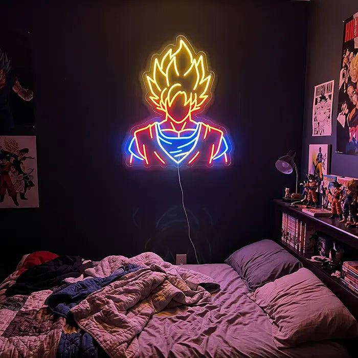 Super-Saiyajin Anime Hero Neon LED Schild an der Schlafzimmerwand über dem Bett, daneben Manga-Poster und Figuren