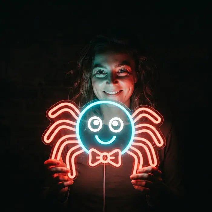 Süße Spinne Neon LED Schild – Dimmbar mit Fernbedienung | Kinderzimmer Halloween Deko