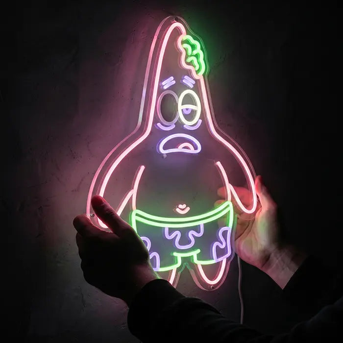 Patrick Zombie Neon LED Schild leuchtet in zwei Händen, Detailansicht von Gehirn, Gesicht und Badehose