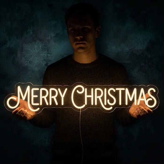 Merry Christmas Neon LED Schild von einer Person mit geöffneten Händen vor den Körper gehalten