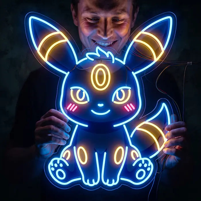 Pokémon Baby Nachtara Neon LED Schild wird von einer lächelnden Person mit beiden Händen gehalten