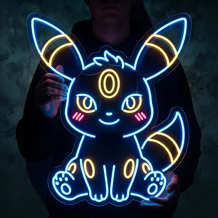 Pokémon Baby Nachtara Neon LED Schild von einer Person im Hoodie vor dem Körper gehalten