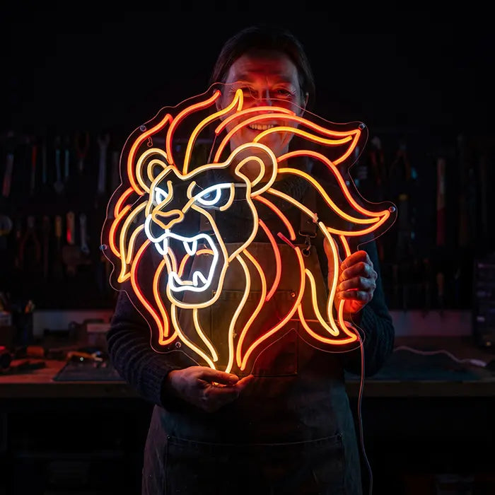 Löwenkopf Neon LED Schild von einer Person in der Werkstatt vor dem Körper gehalten, Werkzeug an der Wand